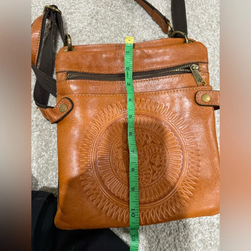 Patricia Nash Francesca full-grain, vegetable-tanned leather crossbody tooled - Picture 6 of 7